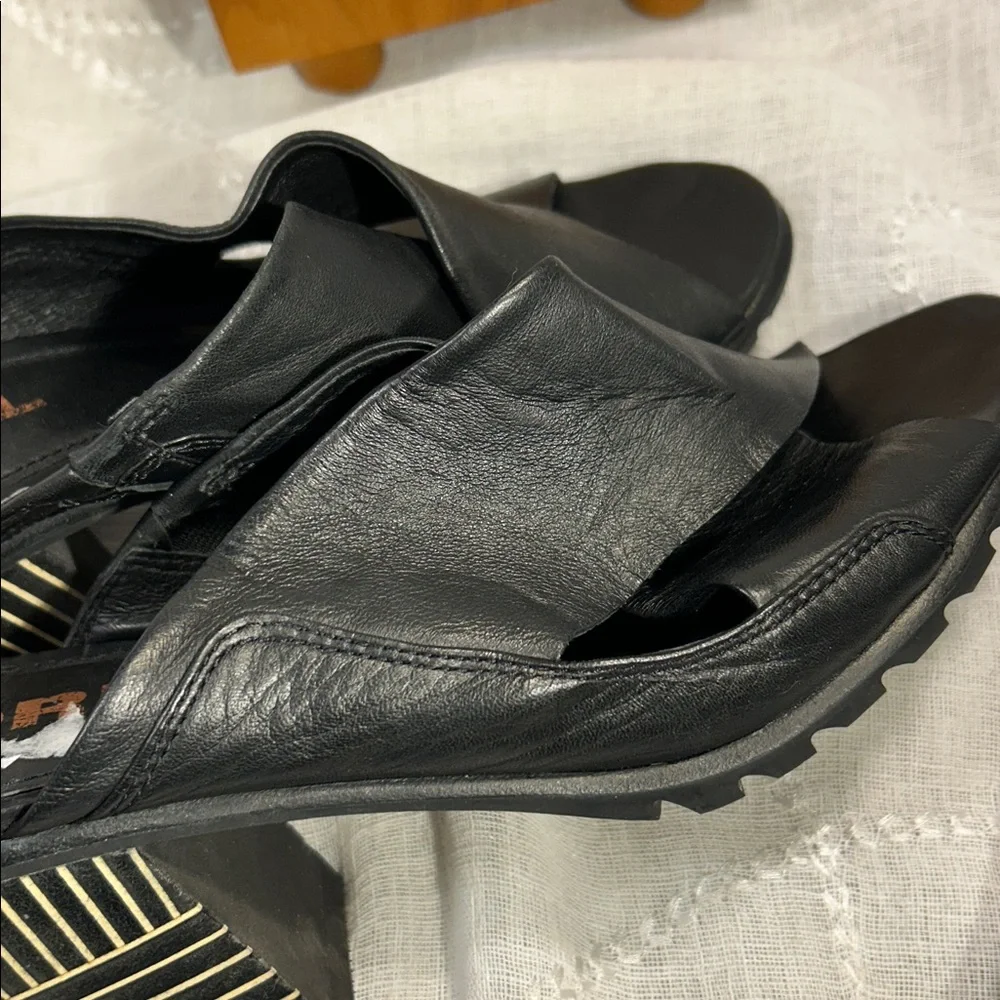 Sorel almost NEW soft glove leather slide in stacked heel sandals